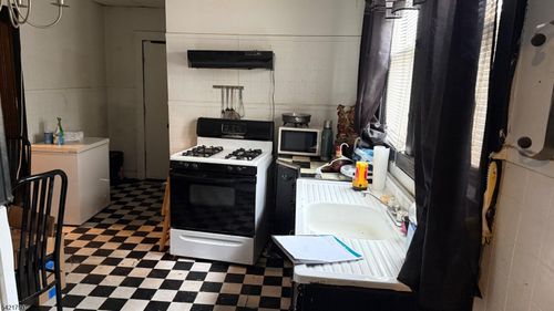 614 S Park St, Elizabethport, NJ, 07206-1312 | Card Image