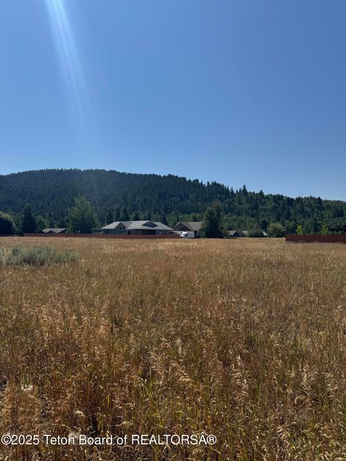 630 Snake River Dr, Alpine, WY, 83128 | Card Image