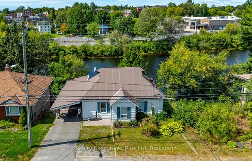 12 River St, Parry Sound, ON, P2A2T6 | Card Image