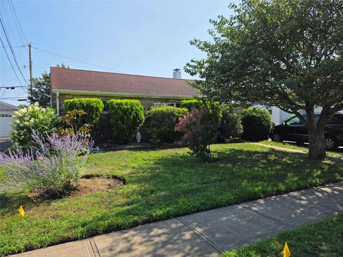 8 Reading Ln, Bethpage, NY, 11714-6313 | Card Image