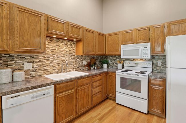 6160 Creek View Rdg, Townhouse with 3 bedrooms, 2 bathrooms and null parking in Minnetonka MN | Image 17