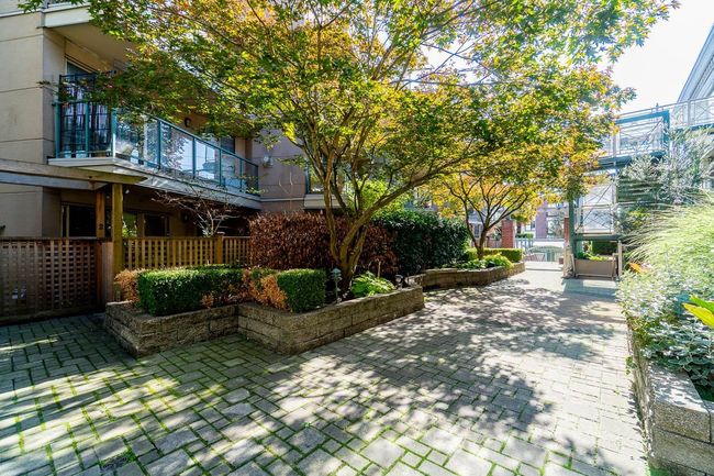 208 - 332 Lonsdale Avenue, Condo with 2 bedrooms, 1 bathrooms and 2 parking in North Vancouver BC | Image 32