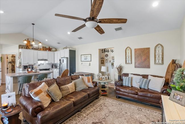 226 Private Rd 3251, Home with 4 bedrooms, 2 bathrooms and null parking in Alice TX | Image 5