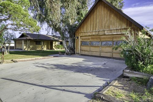 233 W Church Ave, Ridgecrest, CA, 93555-4602 | Card Image