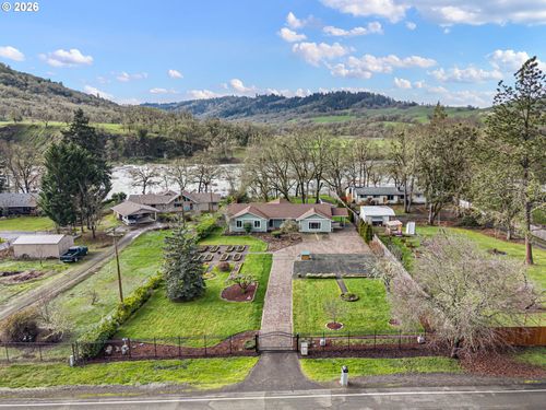 692 Echo Dr, Roseburg, OR, 97470-8474 | Card Image