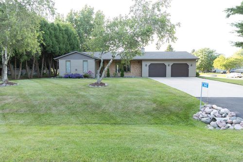 3945 Elaines Way, Slinger, WI, 53086-9632 | Card Image
