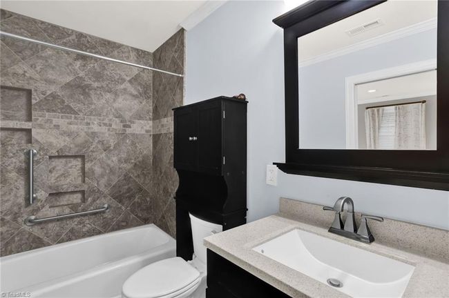 Guest bath on main | Image 21