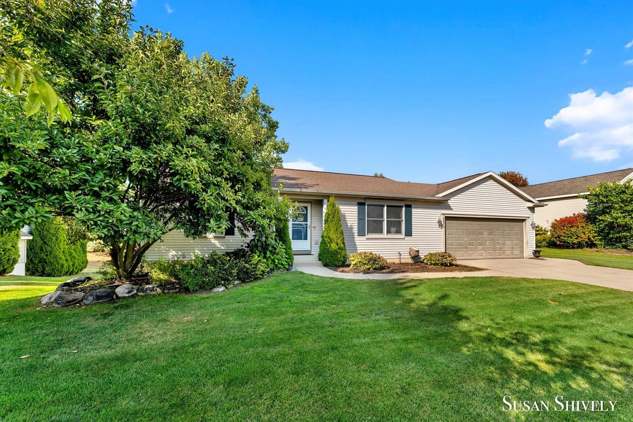 Lake Bluff Dr, Comstock Park, MI 49321