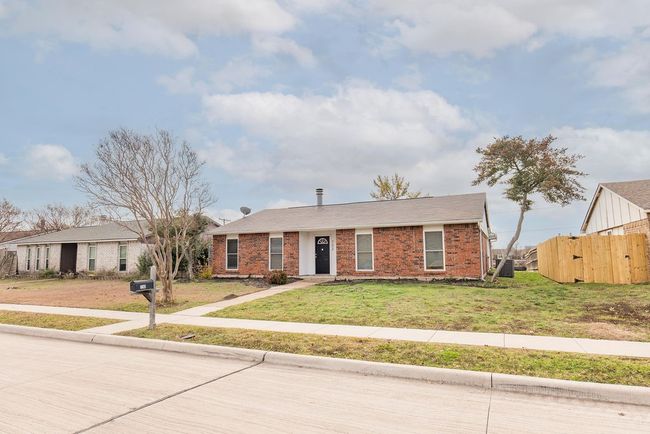 Ranch-style home with a front yard | Image 23