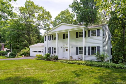 20 Woodcrest Dr, East Fishkill, NY, 12533-6330 | Card Image