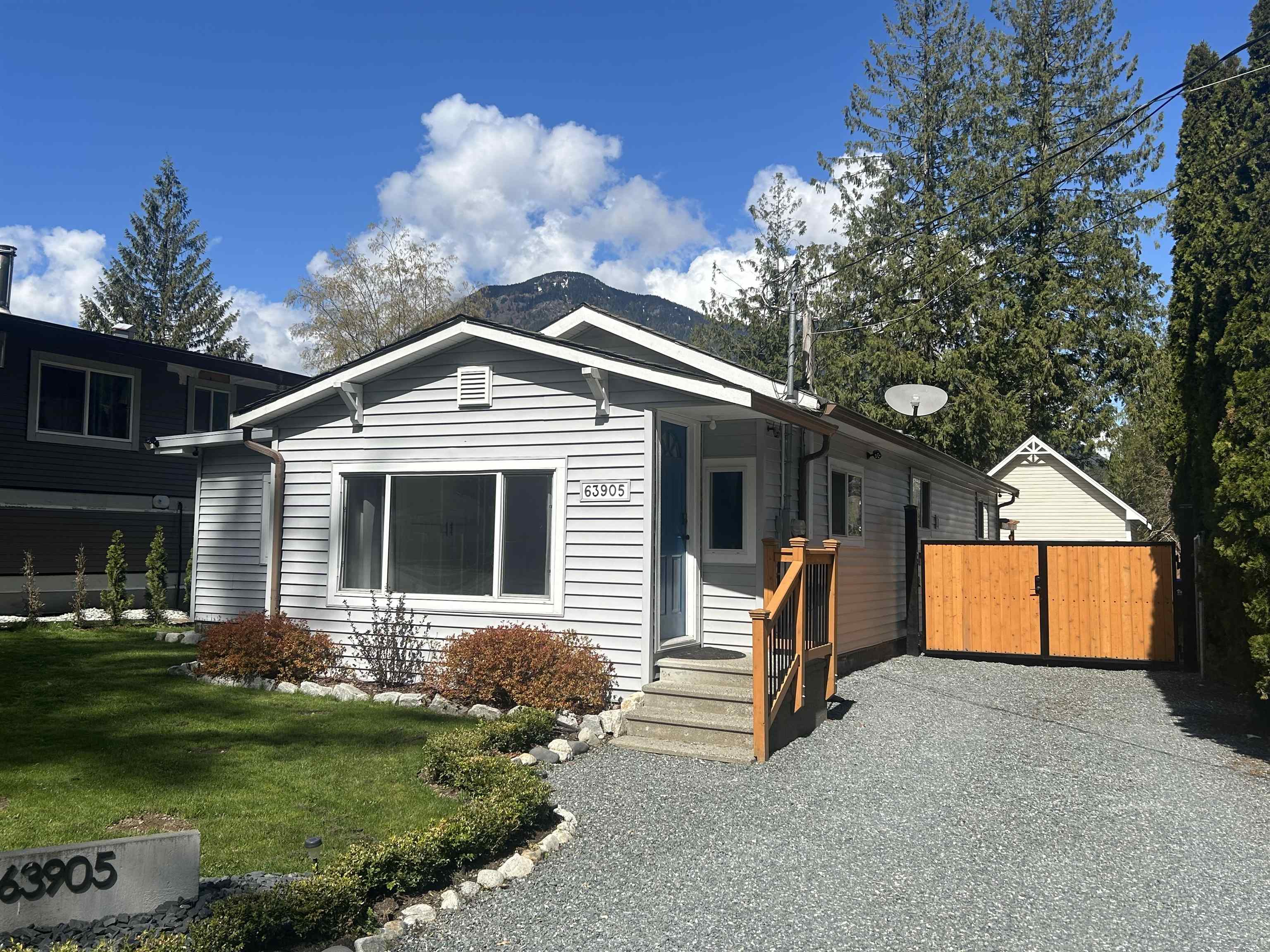 63905 Old Yale Road, House other with 3 bedrooms, 2 bathrooms and 3 parking in Hope BC | Image 1