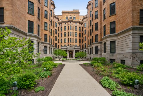 512-550 W Surf St, Chicago, IL, 60657-6088 | Card Image