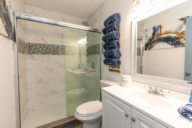 102 - 104 Cove E, Condo with 3 bedrooms, 2 bathrooms and null parking in Horseshoe Bay TX | Image 23