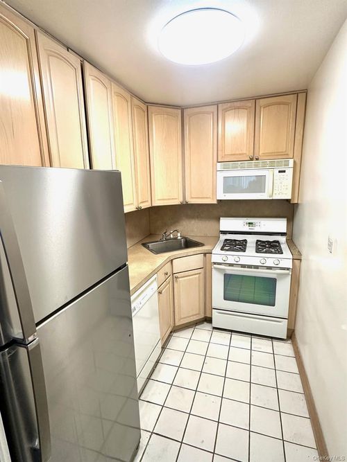 apt-a1407-61 Grand Central Pkwy, Forest Hills, NY, 11375-1281 | Card Image