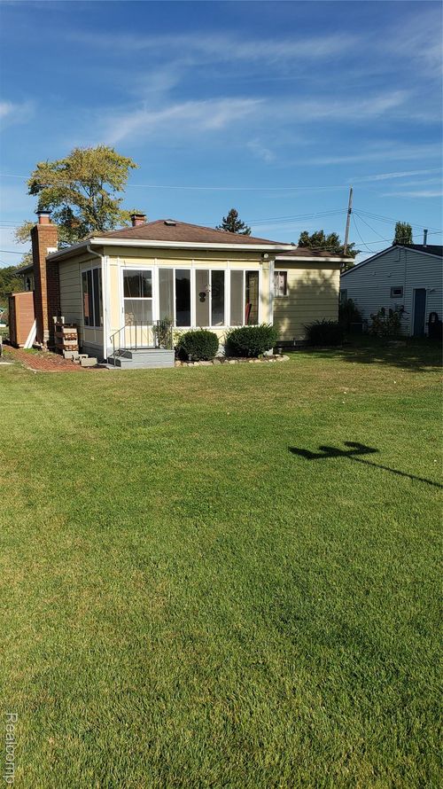 9560 Bluewater Dr, Pinckney, MI, 48169-9374 | Card Image