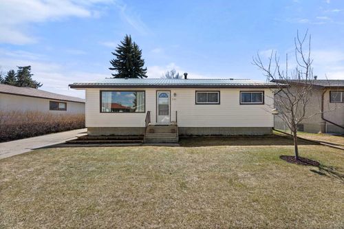 2143 18 Avenue, Home with 3 bedrooms, 1 bathrooms and 4 parking in Didsbury AB | Card Image