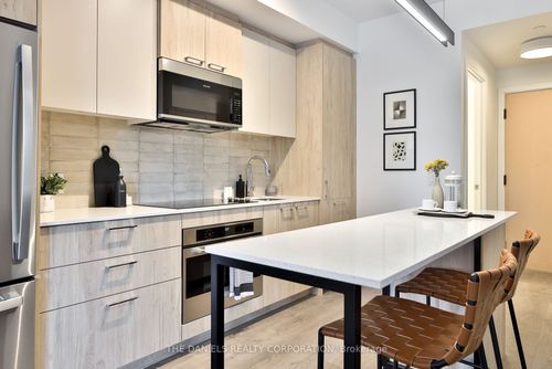 106-10 Oak St, Toronto, ON, M5A0Z1 | Card Image