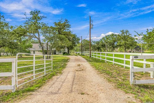 837 Paddy Rd, Floresville, TX, 78114-6533 | Card Image
