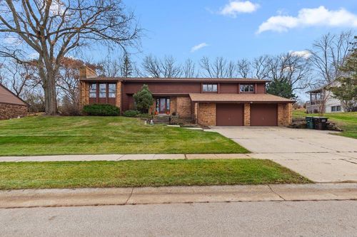 727 Browning Cir, Oconomowoc, WI, 53066-4309 | Card Image