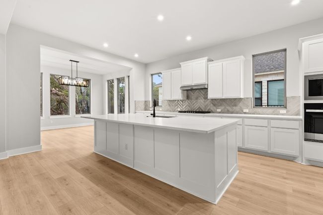 Large Center Island in Kitchen | Image 10