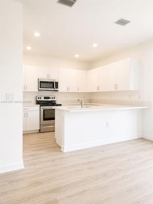 925-925 Ne 211th St, Miami, FL, 33179 | Card Image