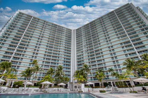 618-100 Bayview Dr, Sunny Isles Beach, FL, 33160-4781 | Card Image