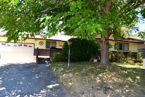 1014 Ne Pepperwood Dr, Grants Pass, OR, 97526-1441 | Card Image