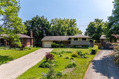 285 Thorncrest Dr, Waterloo, ON, N2L4L2 | Card Image