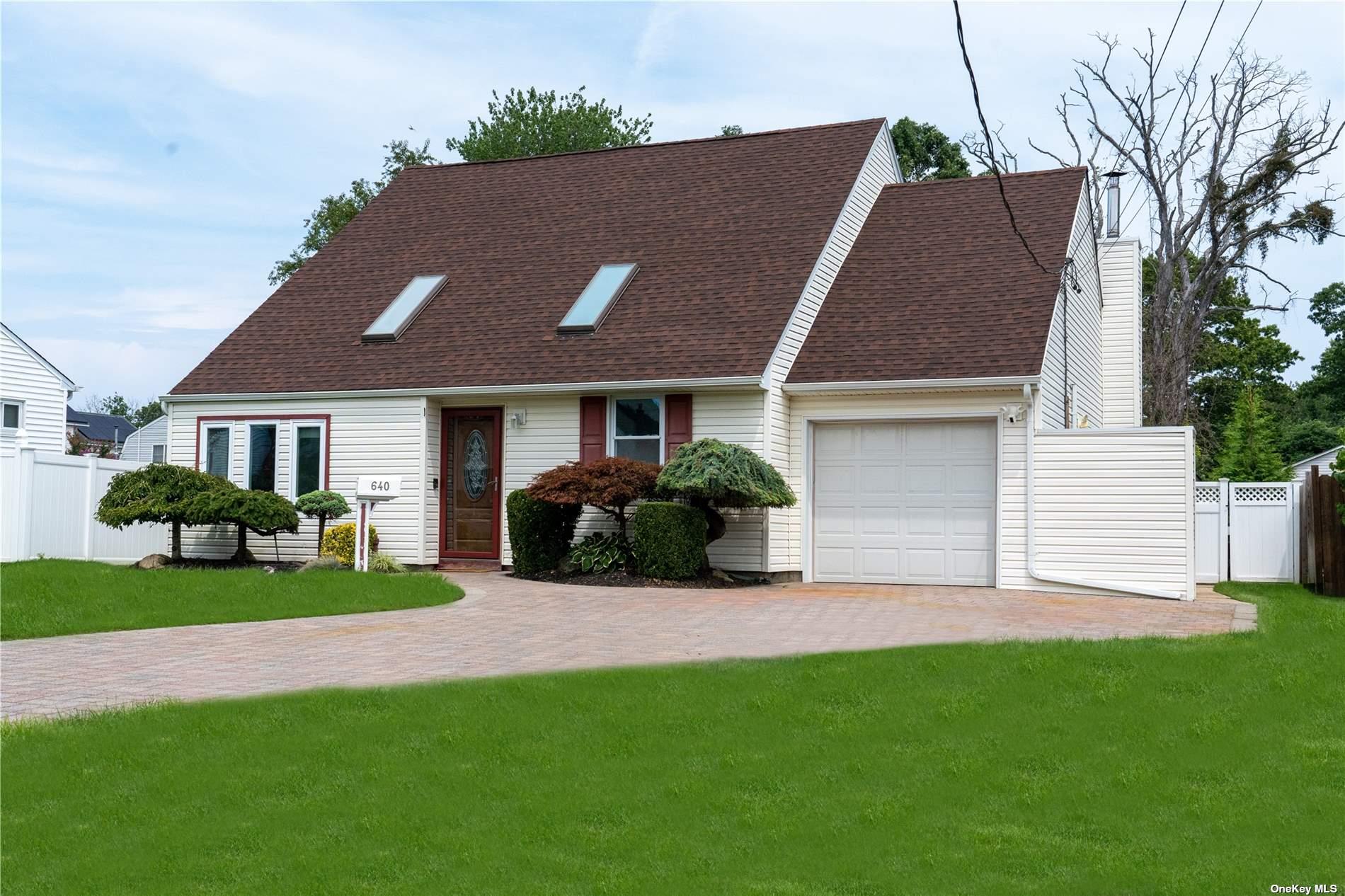 Grand Ave, Lindenhurst, NY 11757