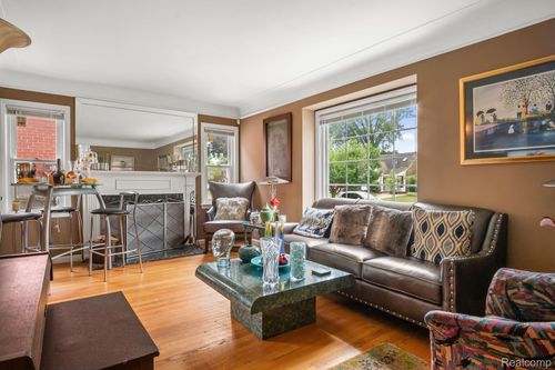 1422 Hollywood Ave, Grosse Pointe Woods, MI, 48236-1308 | Card Image