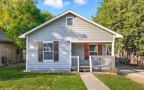 717 E Davis Ave, Fort Worth, TX, 76104-5025 | Card Image