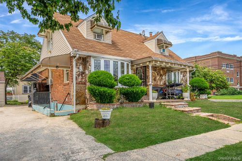 86 Clearstream Ave, Valley Stream, NY, 11580-5104 | Card Image