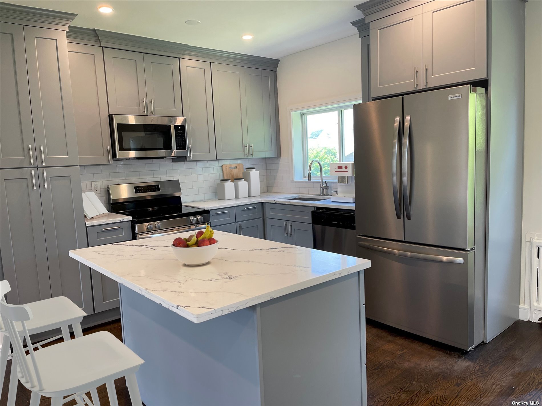 4th St, Lindenhurst, NY 11757
