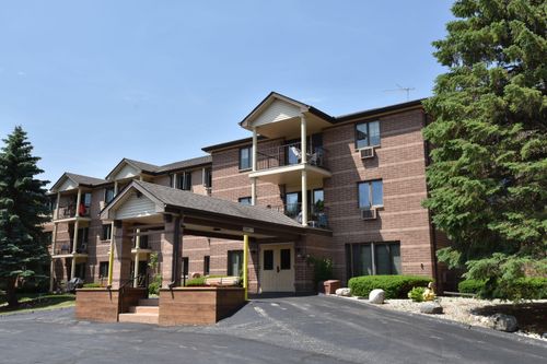 530 N Silverbrook Dr, West Bend, WI, 53090-2411 | Card Image