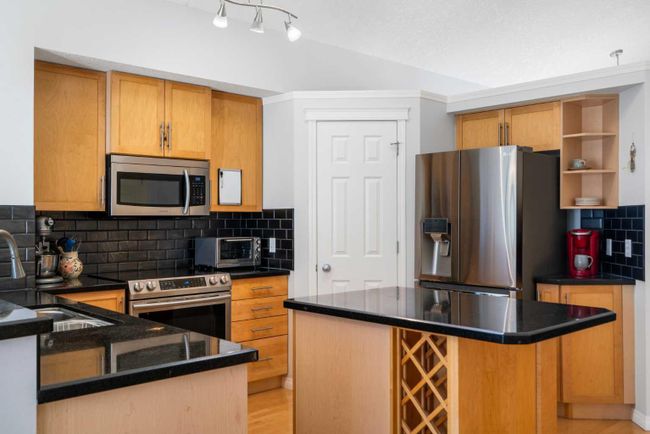 21 Everhollow Rise Sw, Home with 4 bedrooms, 3 bathrooms and 2 parking in Calgary AB | Image 8
