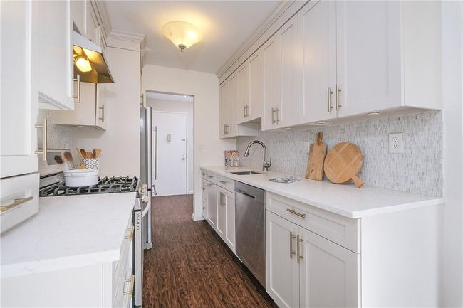 Alternative view of the kitchen. | Image 17