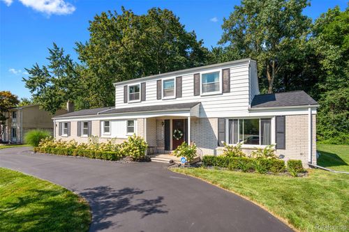 30755 Woodstream Dr, Farmington Hills, MI, 48334-1144 | Card Image