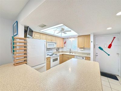 102 - 101 Park Boulevard N, Condo with 2 bedrooms, 2 bathrooms and null parking in Venice FL | Image 3