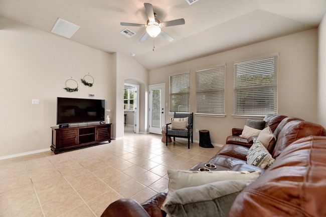 194 Camden Cv, House other with 5 bedrooms, 3 bathrooms and 4 parking in Buda TX | Image 10