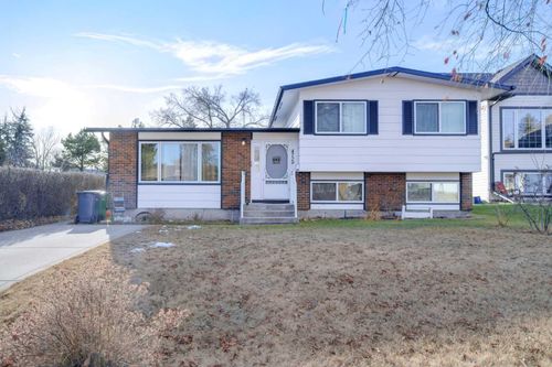 4729 54 Ave, Rimbey, AB, T0C0C2 | Card Image