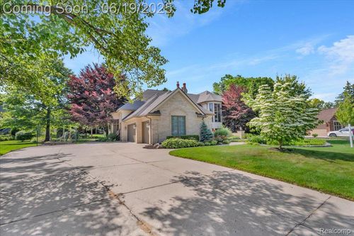 1269 Pebble Pointe Dr, Rochester, MI, 48307-1768 | Card Image