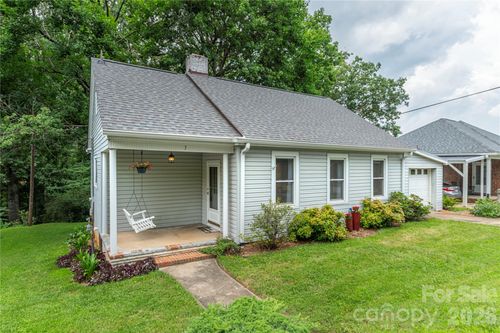 3 Enka Oak St, Candler, NC, 28715-7904 | Card Image