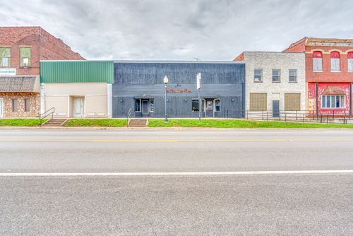105 E Franklin St, Sesser, IL, 62884-1814 | Card Image