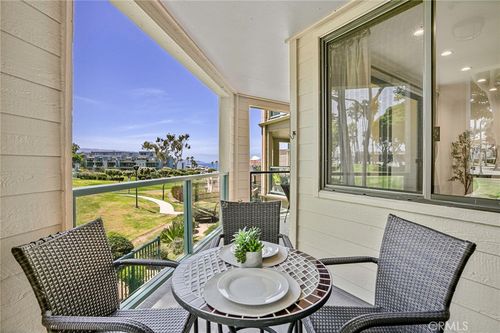210-120 The Vlg, Redondo Beach, CA, 90277-2547 | Card Image