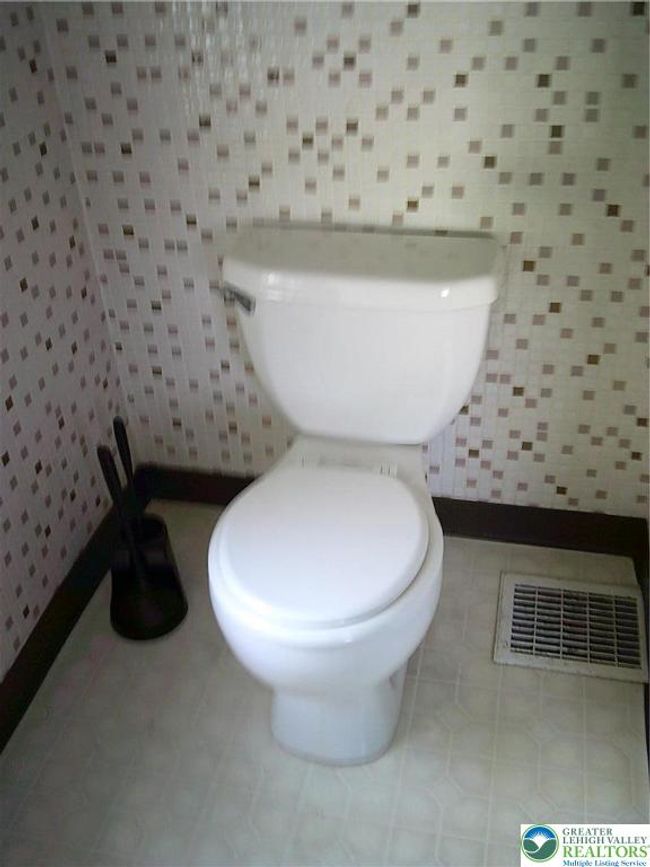 1st flr bathroom toilet | Image 7