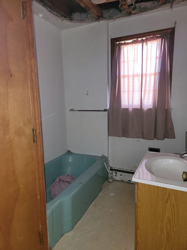 2227 Ballard Red Sulphur Pkwy, Home with 3 bedrooms, 2 bathrooms and 12 parking in Peterstown WV | Image 9