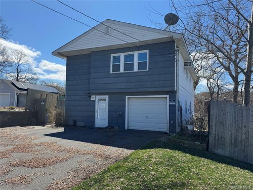 40 Whitestone Rd, Sound Beach, NY, 11789-2811 | Card Image