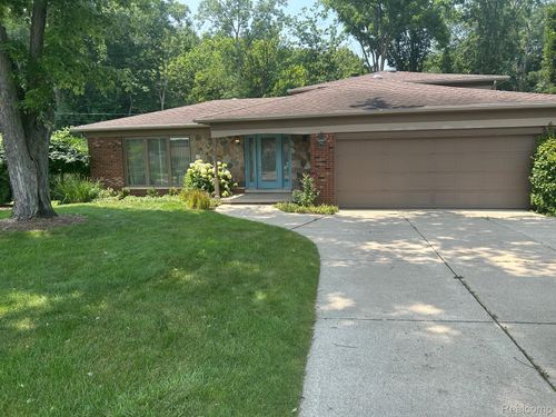 24915 Lakeland St, Farmington Hills, MI, 48336-2069 | Card Image