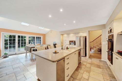 70 Shrub Hollow Rd, Roslyn, NY, 11576-3110 | Card Image