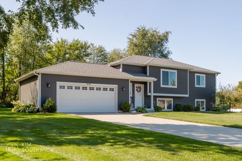 9041 Apple Ridge Dr, Clarksville, MI, 48815-9698 | Card Image